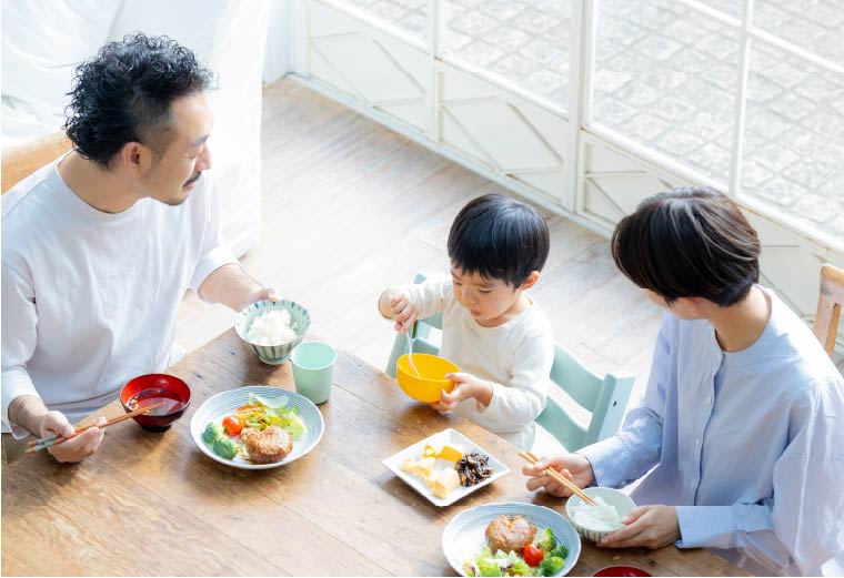 食事をする家族